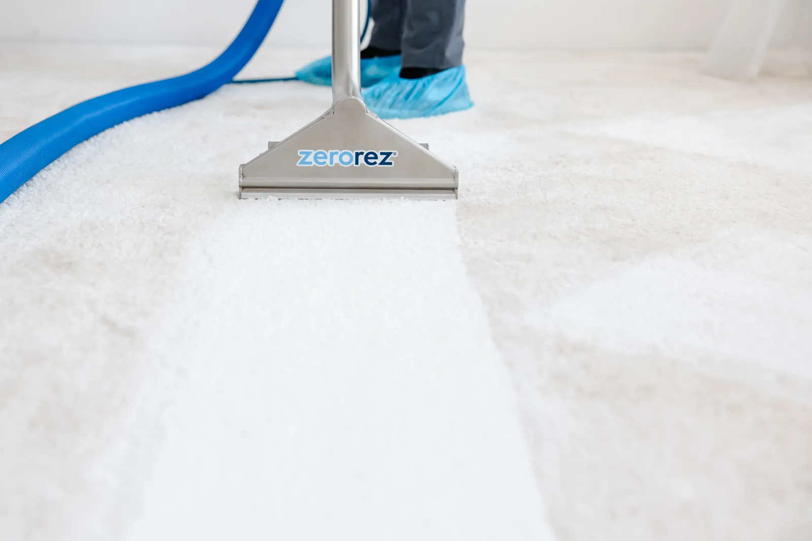 Zerorez Zr&trade; Wand extracting dirt and grime from a white carpet, leaving no sticky residue behind after cleaning